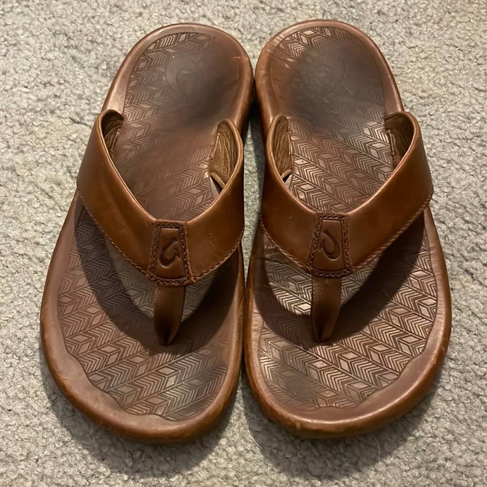 Mens size 10 Olukai sandals